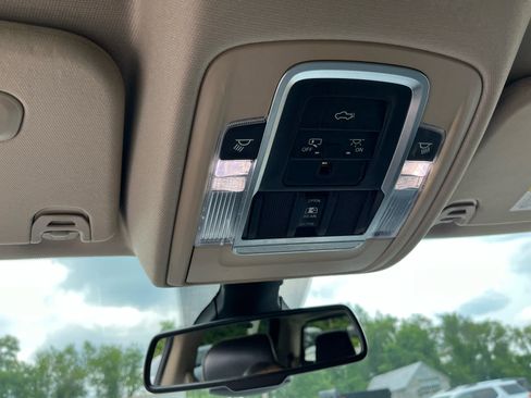 Used 2019 RAM 1500 Laramie AWD/4WD image 18
