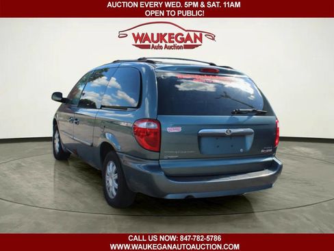 Used 2007 Chrysler Town & Country Touring FWD image 4
