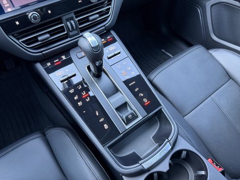 Certified 2025 Porsche Macan image 26