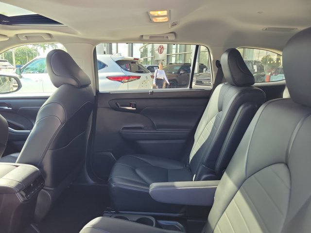 Used 2021 Toyota Highlander XLE AWD/4WD image 17