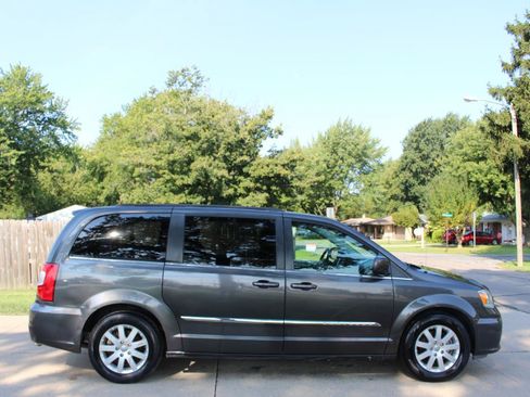 Used 2016 Chrysler Town & Country Touring FWD image 10