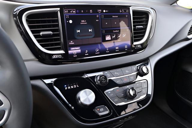 Used 2025 Chrysler Pacifica Select FWD image 26