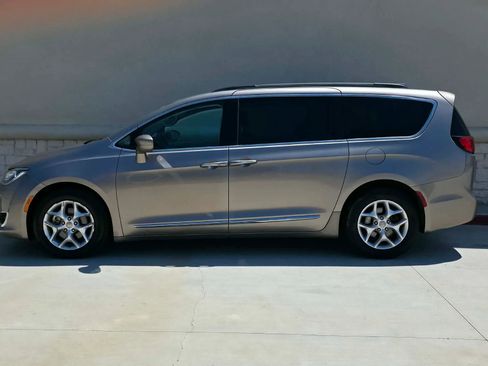 Used 2017 Chrysler Pacifica Touring-L w/ Tire & Wheel Group FWD image 7