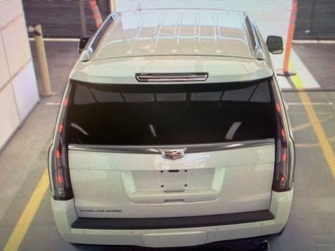 Used 2020 Cadillac Escalade Platinum RWD image 15