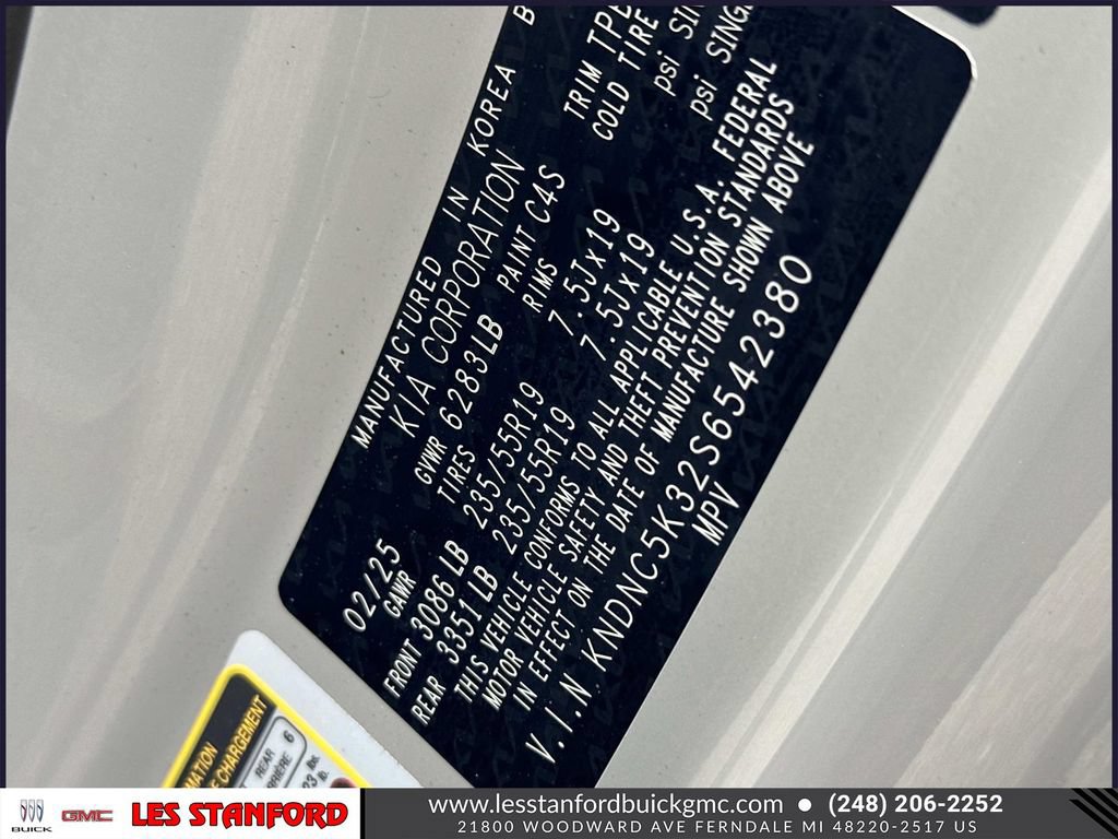 Used 2025 Kia Carnival EX FWD image 19
