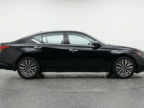 Used 2025 Nissan Altima 2.5 SV FWD image 11