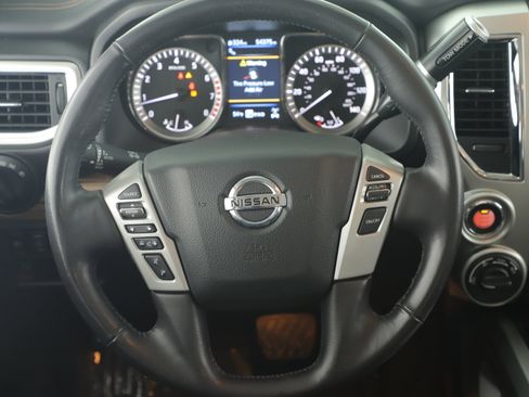 Used 2019 Nissan Titan SL image 20