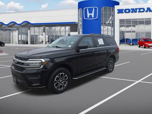 Used 2023 Ford Expedition XLT image 3