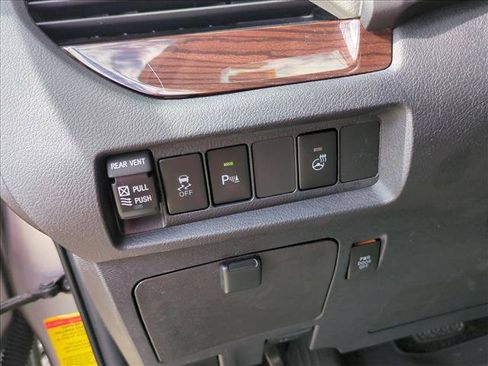 Used 2018 Toyota Sienna Limited FWD image 13