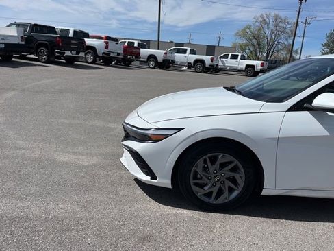 Used 2024 Hyundai Elantra SEL FWD image 5