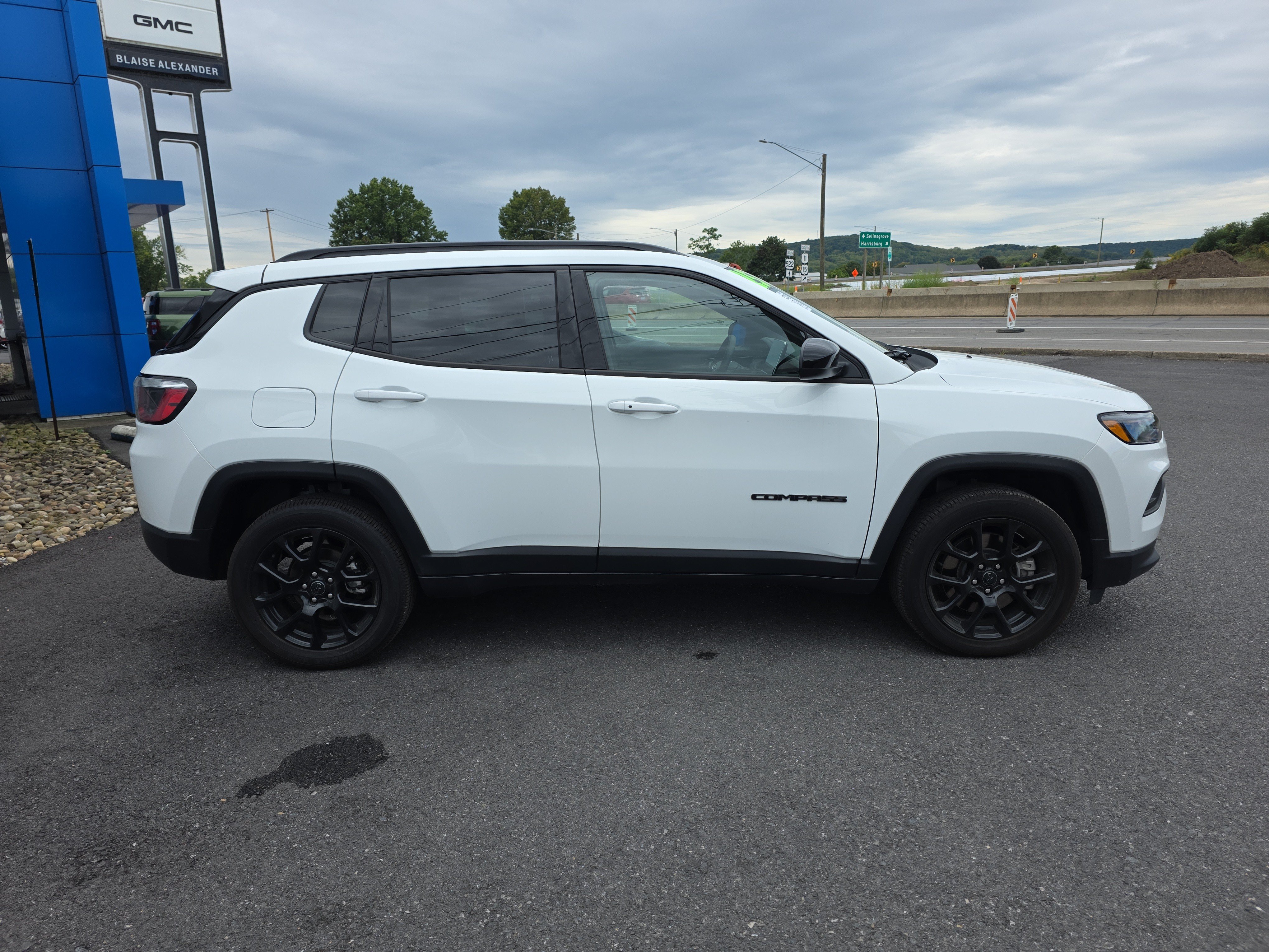Used 2025 Jeep Compass Latitude w/ Convenience Group AWD/4WD image 2
