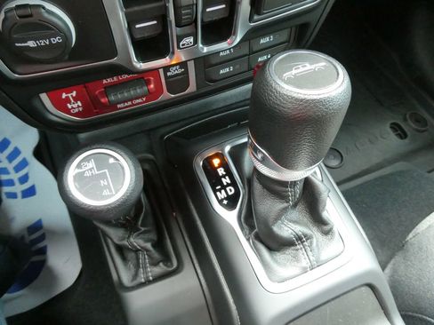 Used 2024 Jeep Gladiator Sport AWD/4WD image 29