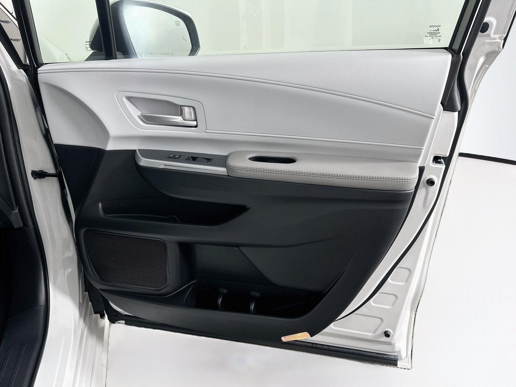 Used 2026 Toyota Sienna XLE FWD image 36