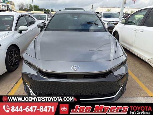 Used 2023 Toyota Crown XLE image 2