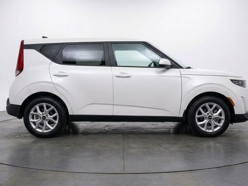 Used 2025 Kia Soul LX w/ LX Technology Package FWD image 11