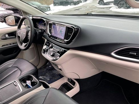 Used 2024 Chrysler Pacifica Touring-L image 13