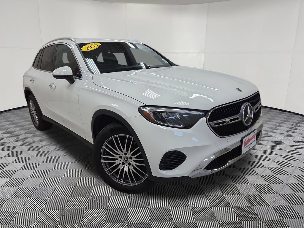 Used 2025 Mercedes-Benz GLC 300 4MATIC image 3
