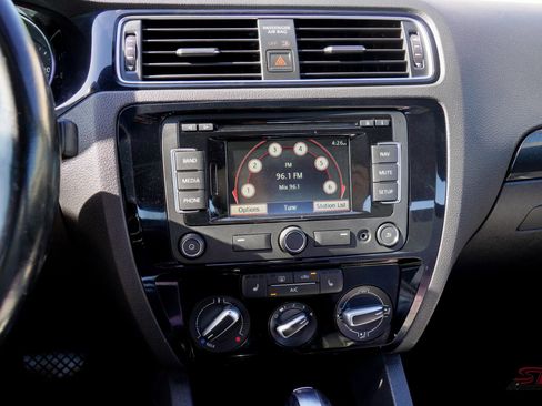 Used 2015 Volkswagen Jetta SE image 28