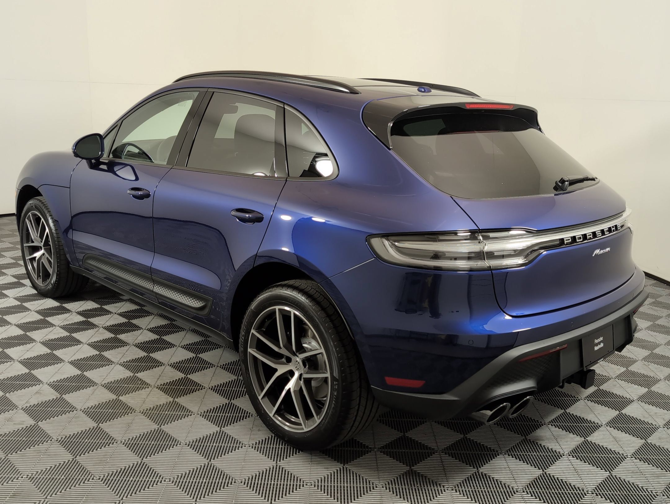 Certified 2025 Porsche Macan AWD/4WD image 3