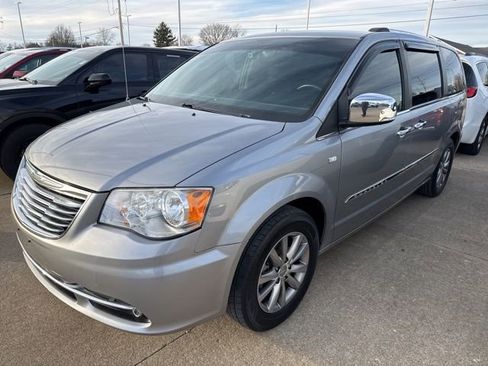 Used 2014 Chrysler Town & Country Touring-L image 2