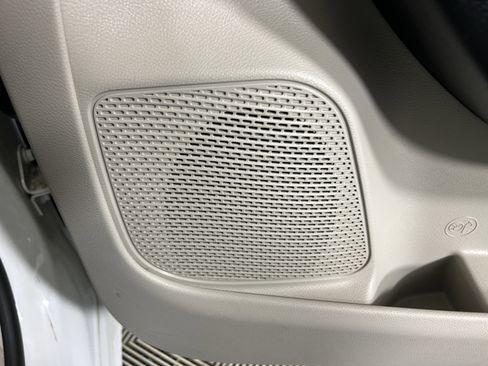 Used 2021 Chrysler Voyager L FWD image 27