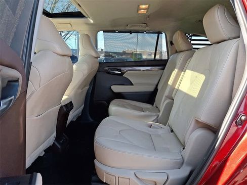 Used 2021 Toyota Highlander Limited image 10
