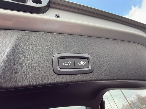 Certified 2025 Volvo XC40 B5 Plus image 30