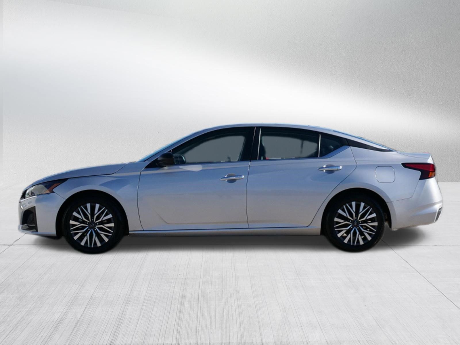 Used 2024 Nissan Altima 2.5 SV FWD image 6