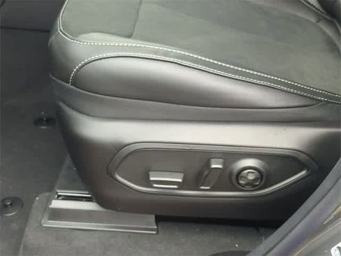 New 2025 Jeep Grand Cherokee Altitude image 17