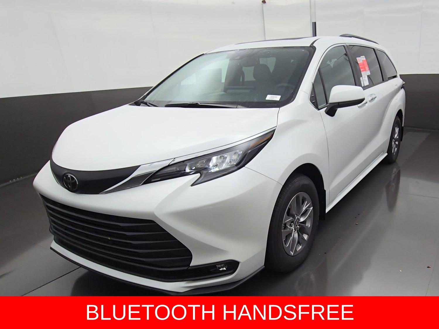 New 2026 Toyota Sienna XLE FWD image 3