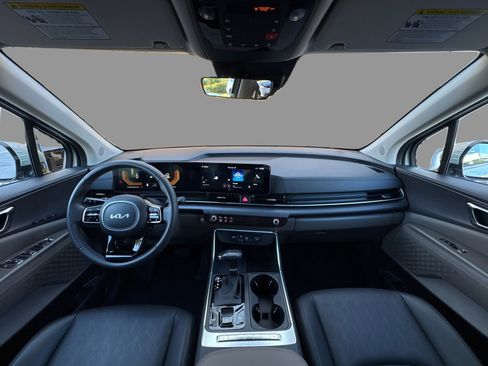 Used 2025 Kia Carnival EX image 21