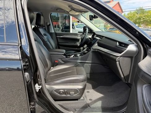 Used 2023 Jeep Grand Cherokee L Limited AWD/4WD image 16