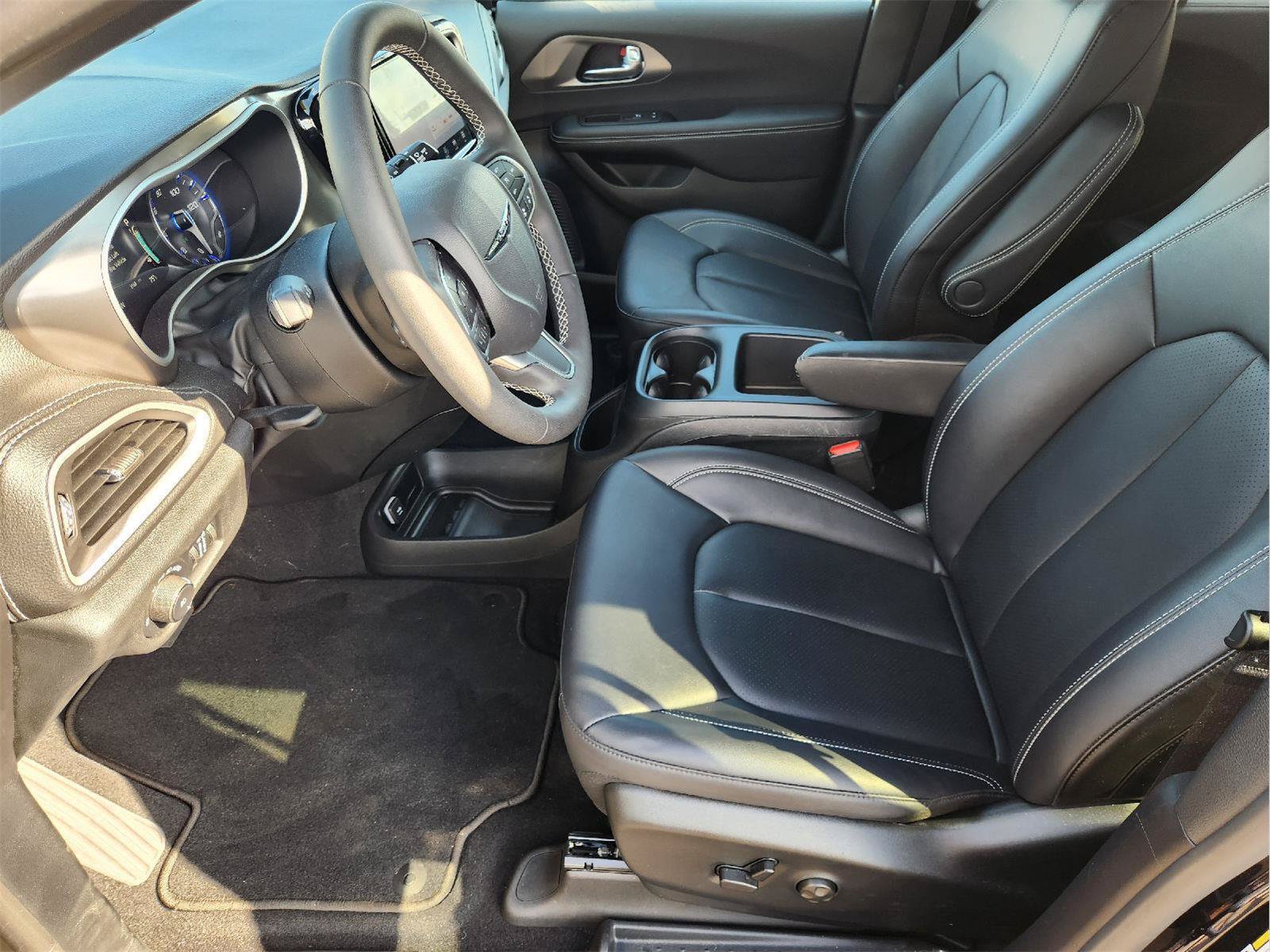Used 2025 Chrysler Pacifica Select FWD image 15