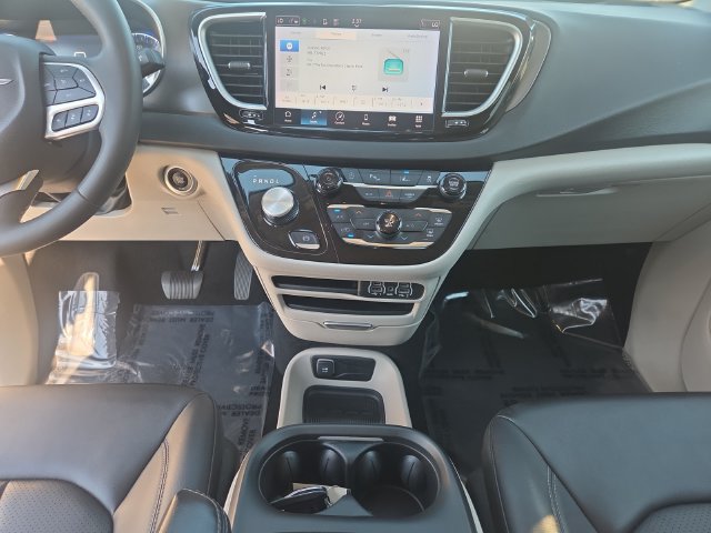 Used 2024 Chrysler Pacifica Touring-L FWD image 11