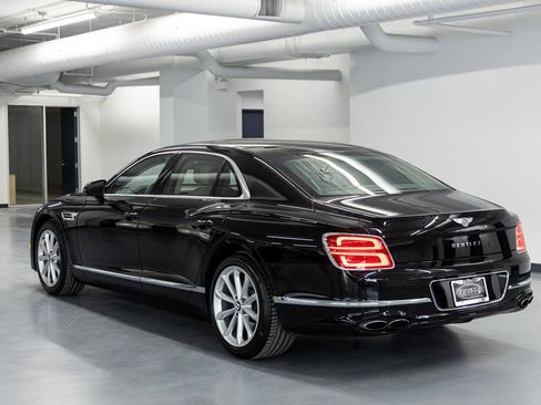 Used 2023 Bentley Flying Spur V8 image 3