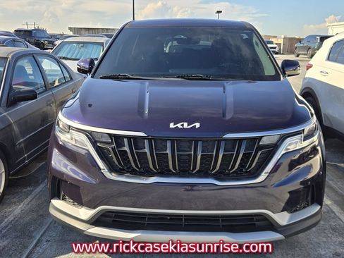 Used 2023 Kia Carnival LX FWD image 3