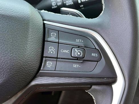 Used 2023 Jeep Grand Cherokee Laredo AWD/4WD image 22