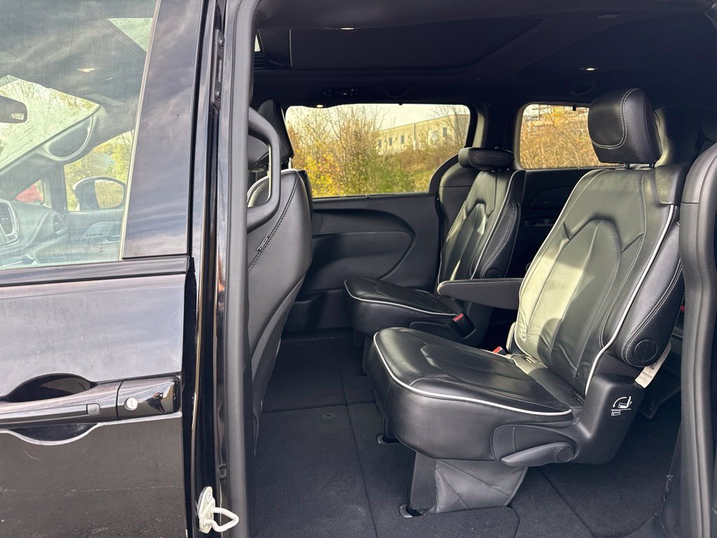 Used 2025 Chrysler Pacifica Limited FWD image 23