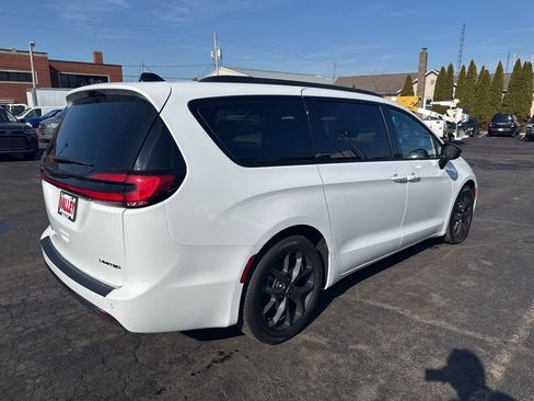 Used 2025 Chrysler Pacifica Limited image 10