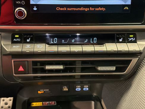 Used 2025 Toyota Camry SE w/ Convenience Package FWD image 28