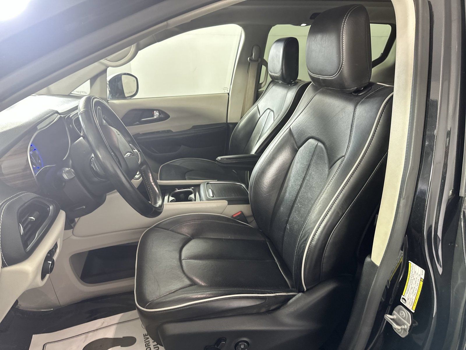 Used 2022 Chrysler Pacifica Limited FWD image 11