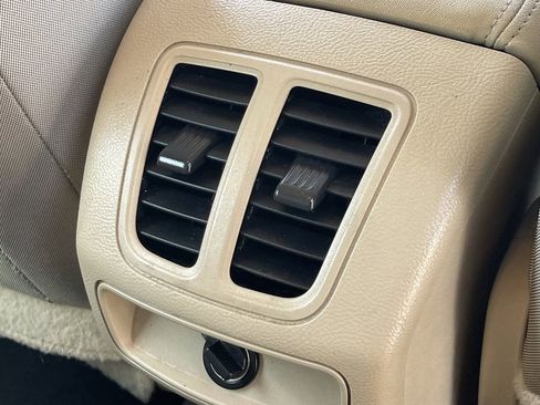 Used 2019 Ford Taurus SE image 15