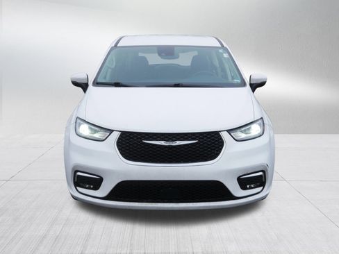 Certified 2023 Chrysler Pacifica Touring-L image 2