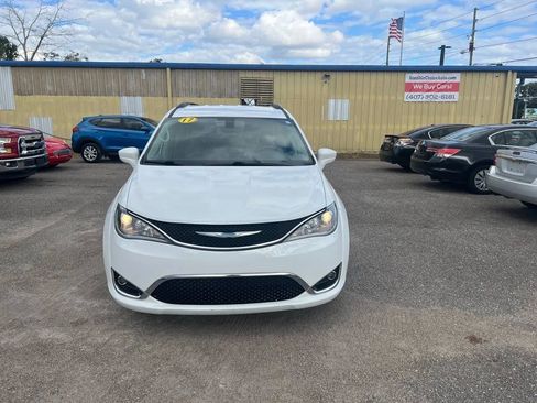 Used 2017 Chrysler Pacifica Touring-L FWD image 3