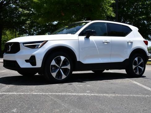 Used 2023 Volvo XC40 B5 Plus w/ Driver Assist Package AWD/4WD image 3