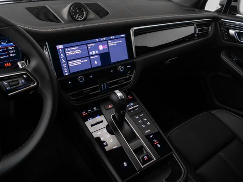 Used 2025 Porsche Macan image 36