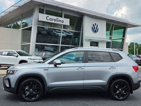 Certified 2023 Volkswagen Taos SE w/ Panoramic Sunroof Package FWD image 2