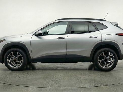 Used 2025 Chevrolet Trax LT w/ LT Convenience Package image 5