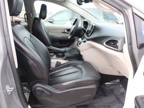 Used 2022 Chrysler Pacifica Touring-L image 18