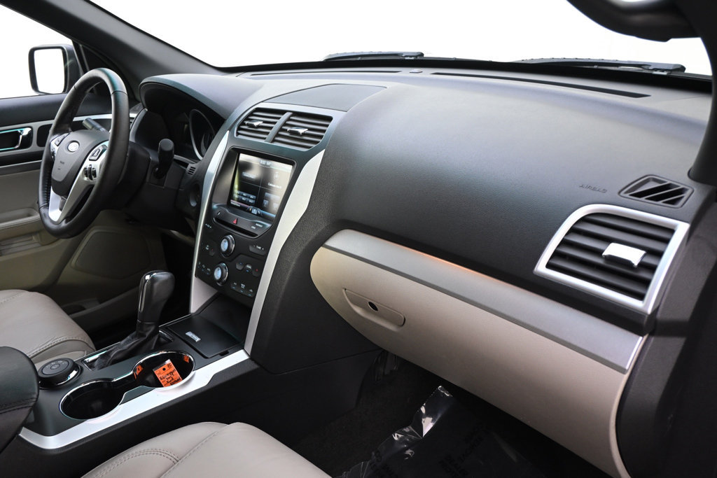 Used 2014 Ford Explorer XLT w/ Equipment Group 202A AWD/4WD image 15